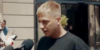 Zamiast wrzucać fotki z wakacji w Dubaju, woli pisać w sieci o Bogu i otwarcie ewangelizować